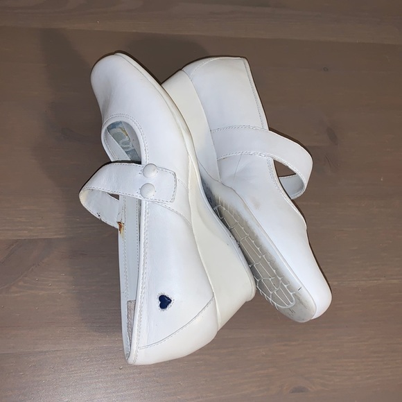 Nurse Mates “Faith” Vintage White Leather Nursing Wedges - Women’s Size 7.5 - Picture 8 of 10